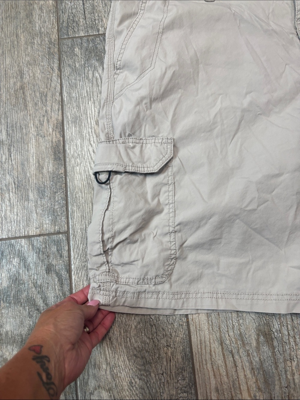 Lee Men’s Light Taupe Cargo Shorts - Picture 2 of 5